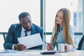 Photo d'une discussion entre deux commerciaux