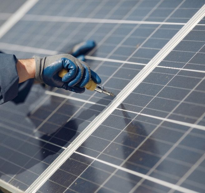 Photo d'un artisan qui installe un panneau solaire